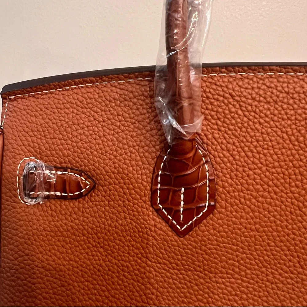 25 cm genuine Togo leather featuring an embossed crocodile print. - Picture 11 of 11